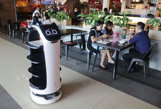 Robot Pengantar Makanan untuk Meminimalisir Sentuhan Pengunjung di Masa Pandemi