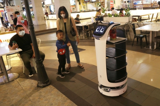 Robot Pengantar Makanan untuk Meminimalisir Sentuhan Pengunjung di Masa Pandemi