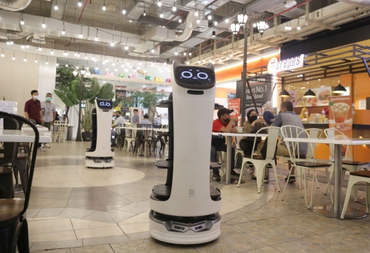 Robot Pengantar Makanan untuk Meminimalisir Sentuhan Pengunjung di Masa Pandemi