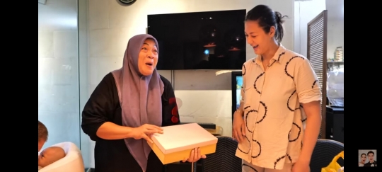 Ibu Mertua Ultah, Baim Wong Justru Berikan Hadiah Fantastis Untuk Paula Verhoeven