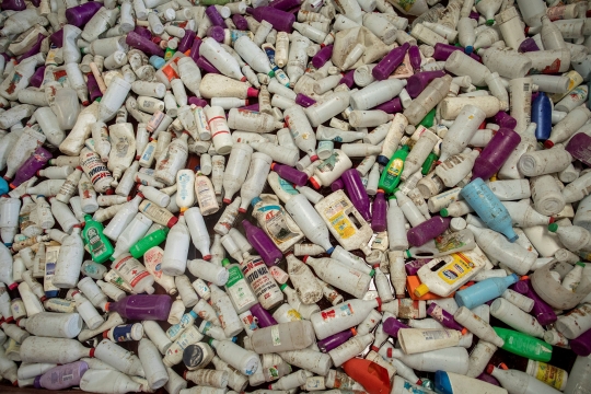 Melihat Daur Ulang Sampah Plastik Jadi Tiang dan Papan Bangunan di Filipina