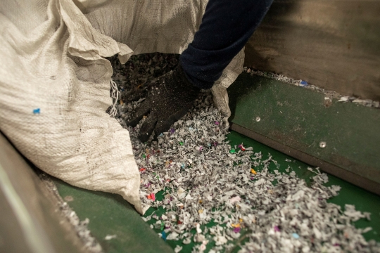 Melihat Daur Ulang Sampah Plastik Jadi Tiang dan Papan Bangunan di Filipina