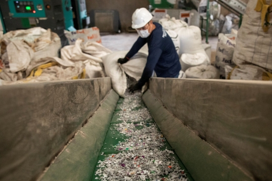 Melihat Daur Ulang Sampah Plastik Jadi Tiang dan Papan Bangunan di Filipina