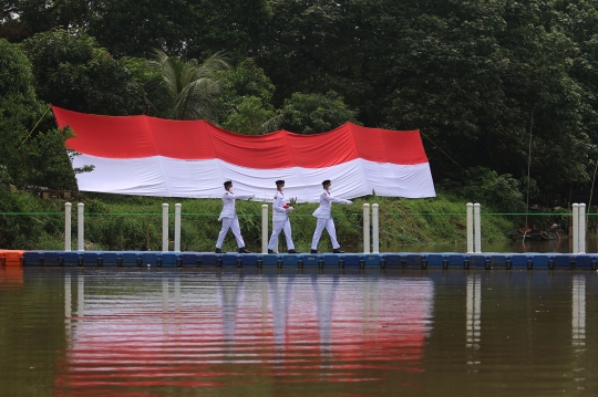 Memperingati Hari Sumpah Pemuda di Sungai Cisadane