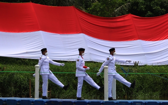 Memperingati Hari Sumpah Pemuda di Sungai Cisadane