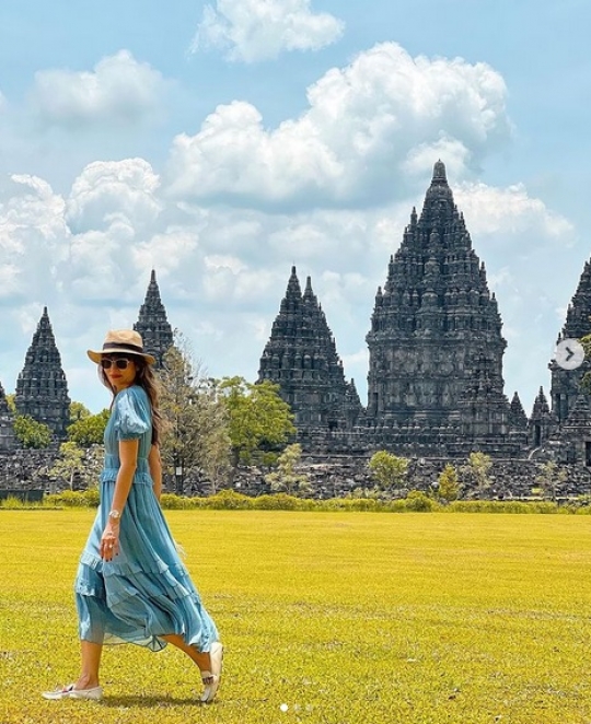 Istri Menteri Mantan Artis Bergaya Cantik di Candi Prambanan, Fashion-nya Top Banget