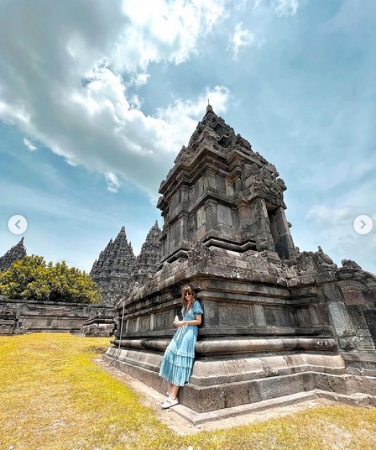 Istri Menteri Mantan Artis Bergaya Cantik di Candi Prambanan, Fashion-nya Top Banget