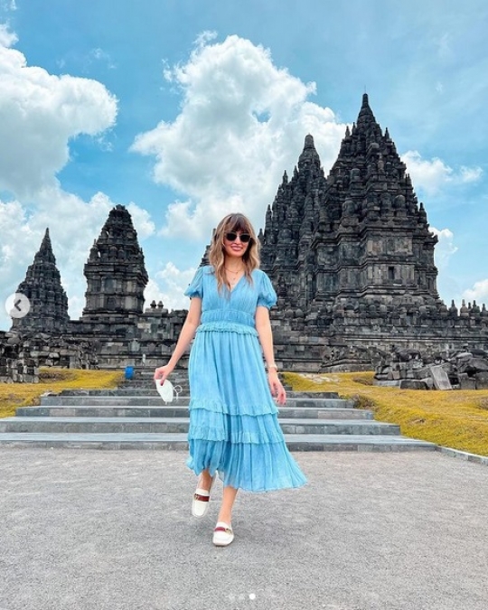 Istri Menteri Mantan Artis Bergaya Cantik di Candi Prambanan, Fashion-nya Top Banget