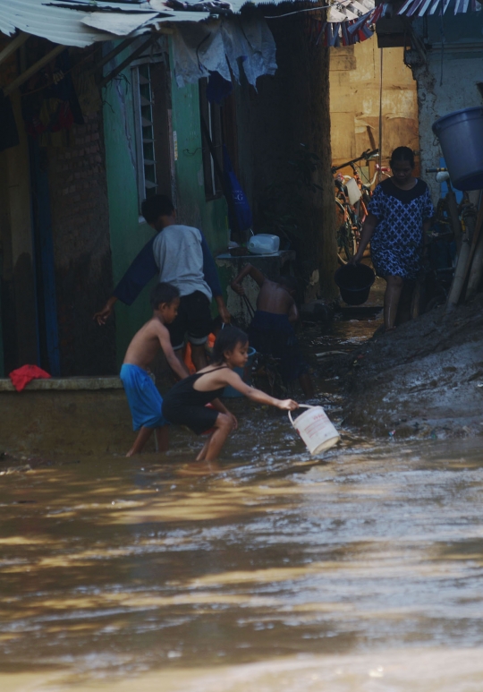 Kesibukan Warga Bukit Duri Bersihkan Lumpur Sisa Luapan Sungai Ciliwung