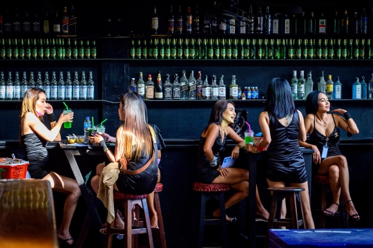 Gadis-Gadis Bar Kembali Ramaikan Kehidupan Malam Thailand