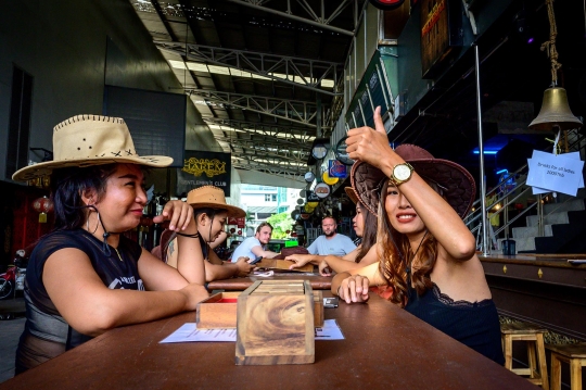Gadis-Gadis Bar Kembali Ramaikan Kehidupan Malam Thailand