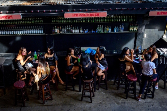 Gadis-Gadis Bar Kembali Ramaikan Kehidupan Malam Thailand