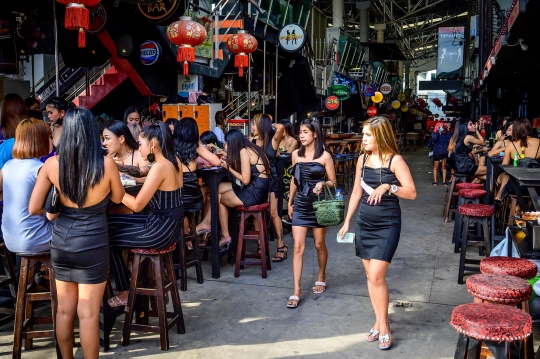 Gadis-Gadis Bar Kembali Ramaikan Kehidupan Malam Thailand