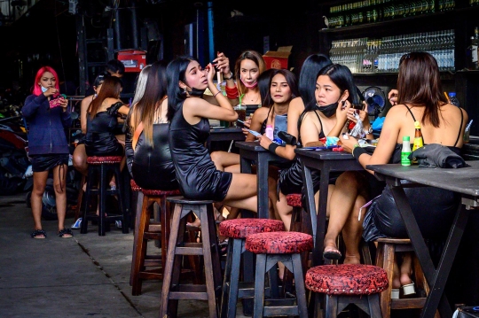 Gadis-Gadis Bar Kembali Ramaikan Kehidupan Malam Thailand
