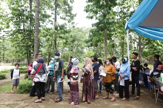 Vaksinasi Covid-19 untuk Warga dan Komunitas Pemulung di Bantar Gebang