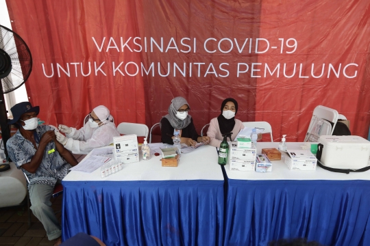 Vaksinasi Covid-19 untuk Warga dan Komunitas Pemulung di Bantar Gebang