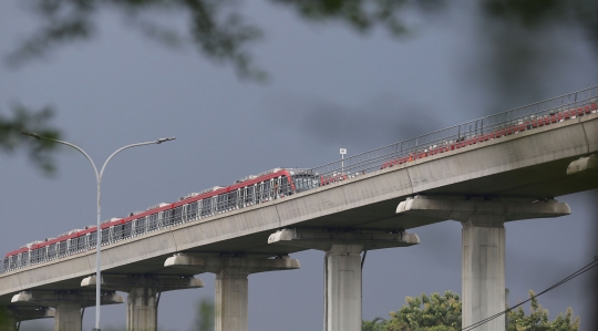 Rangkaian LRT Jabodebek yang Tabrakan Segera Dievakuasi