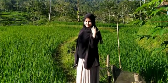 Potret Gadis Desa Cantik Berkerudung Hitam Main di Sawah Sambil Lambaikan Tangan