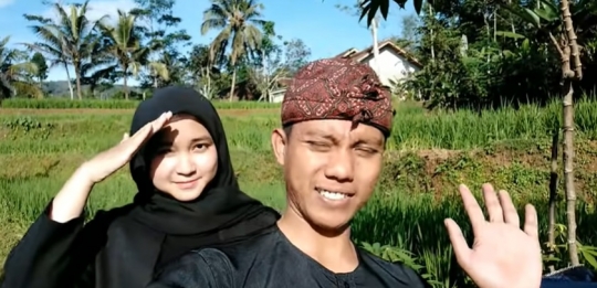 Potret Gadis Desa Cantik Berkerudung Hitam Main di Sawah Sambil Lambaikan Tangan