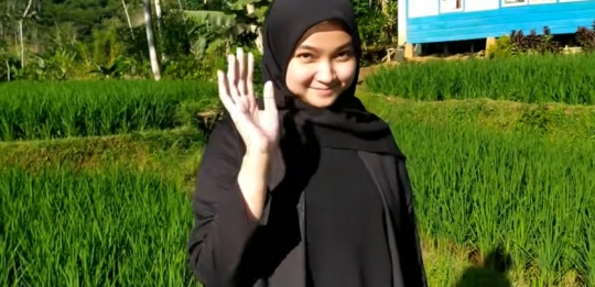 Potret Gadis Desa Cantik Berkerudung Hitam Main di Sawah Sambil Lambaikan Tangan