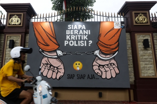Mural Kritik Polisi Hiasi Dinding Lapangan Bhayangkara Mabes Polri