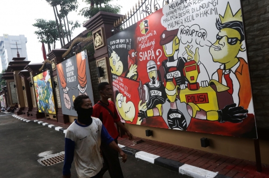Mural Kritik Polisi Hiasi Dinding Lapangan Bhayangkara Mabes Polri