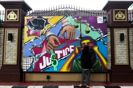 Mural Kritik Polisi Hiasi Dinding Lapangan Bhayangkara Mabes Polri