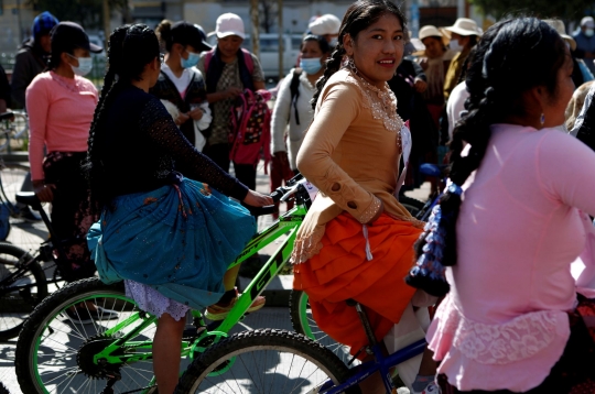 Aksi Wanita Suku Aymara di Balap Sepeda Cholita