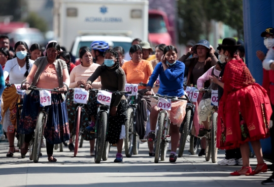 Aksi Wanita Suku Aymara di Balap Sepeda Cholita