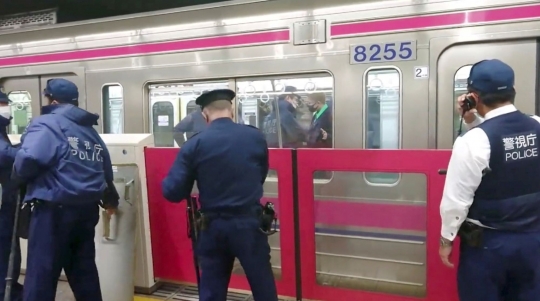 Kekacauan Stasiun Kereta Tokyo Usai Teror Pria Berkostum Joker