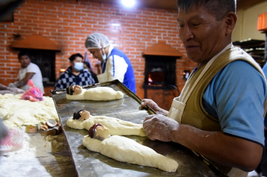 Membuat Roti Persembahan untuk Hari Kematian