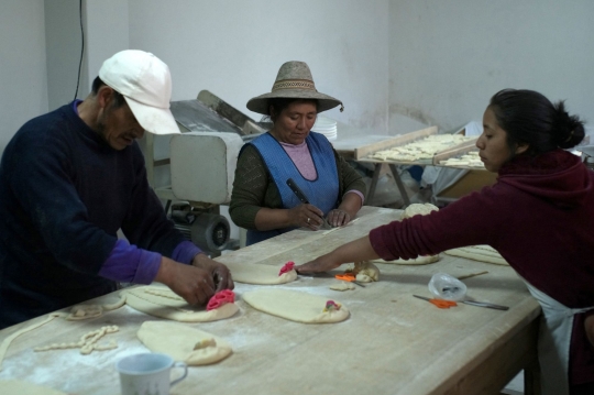 Membuat Roti Persembahan untuk Hari Kematian