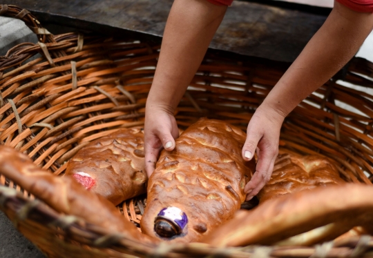 Membuat Roti Persembahan untuk Hari Kematian