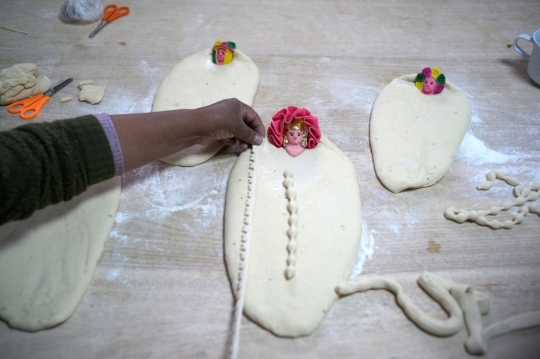 Membuat Roti Persembahan untuk Hari Kematian