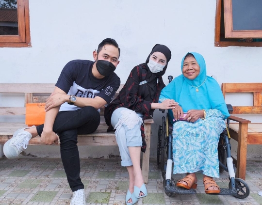 Nasib Ibu Trimah Usai 'Dibuang' Tiga Anaknya, Diajak Pasangan Sultan Borong Emas