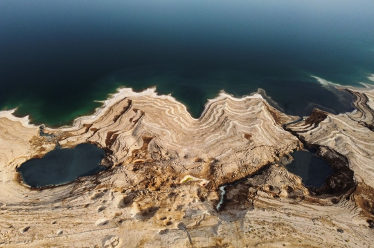 Lubang-Lubang Raksasa Bermunculan di Sekitar Pantai Laut Mati Israel