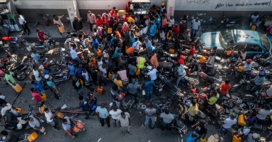 Antrean Kelangkaan BBM di Haiti
