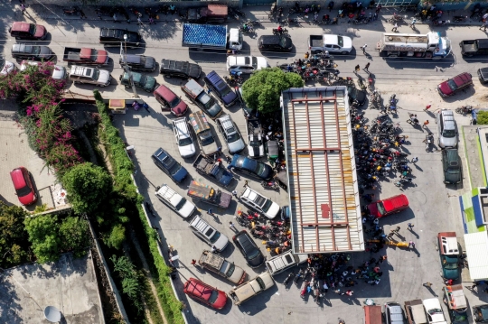 Antrean Kelangkaan BBM di Haiti