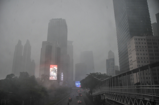 Cuaca Ekstrem, Awan Mendung Selimuti Langit Jakarta
