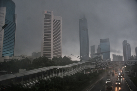 Cuaca Ekstrem, Awan Mendung Selimuti Langit Jakarta