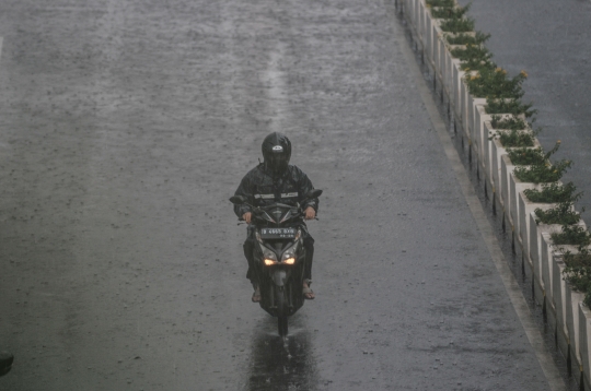 Cuaca Ekstrem, Awan Mendung Selimuti Langit Jakarta