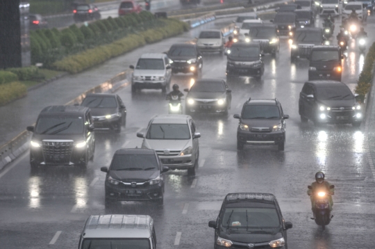 Cuaca Ekstrem, Awan Mendung Selimuti Langit Jakarta