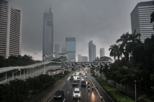 Cuaca Ekstrem, Awan Mendung Selimuti Langit Jakarta