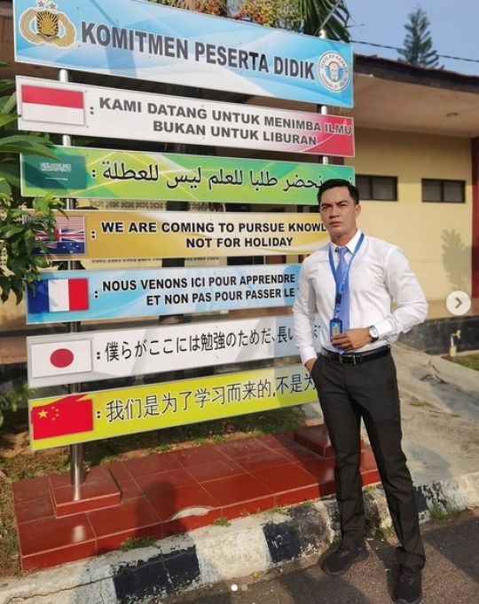 Kenalkan Bripka Romi, Polisi Ganteng Dipesani Ibu Jangan Lupa Sholat