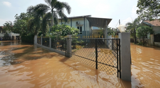 Tanggul Kali Cakung Jebol, Perumahan di Bekasi Terendam Banjir