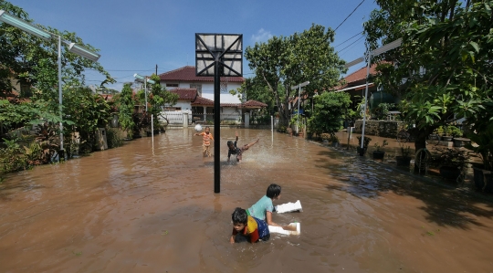 Tanggul Kali Cakung Jebol, Perumahan di Bekasi Terendam Banjir