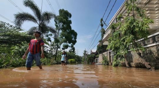 Tanggul Kali Cakung Jebol, Perumahan di Bekasi Terendam Banjir