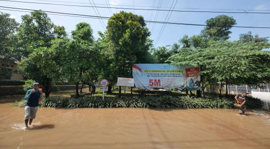 Tanggul Kali Cakung Jebol, Perumahan di Bekasi Terendam Banjir