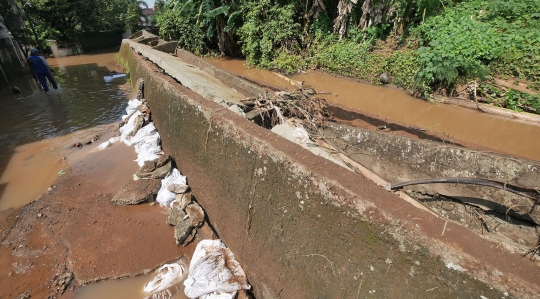 Tanggul Kali Cakung Jebol, Perumahan di Bekasi Terendam Banjir