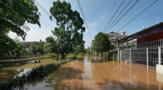 Tanggul Kali Cakung Jebol, Perumahan di Bekasi Terendam Banjir